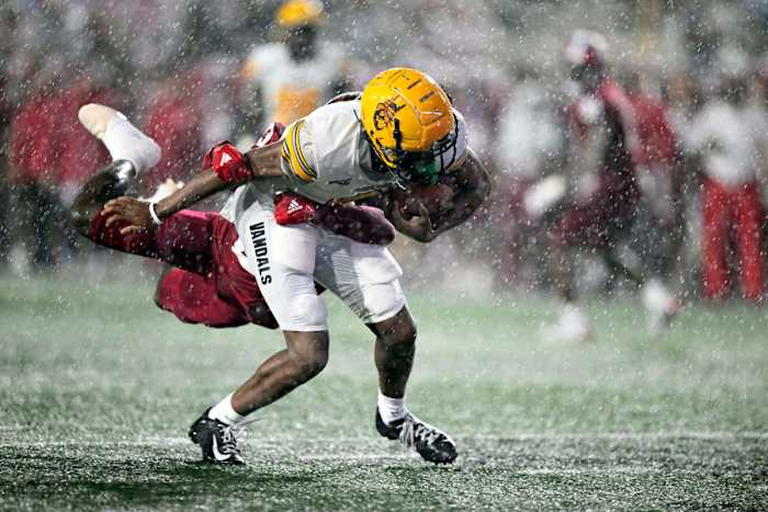 Jaylin Williams tackles Terez Traynor.